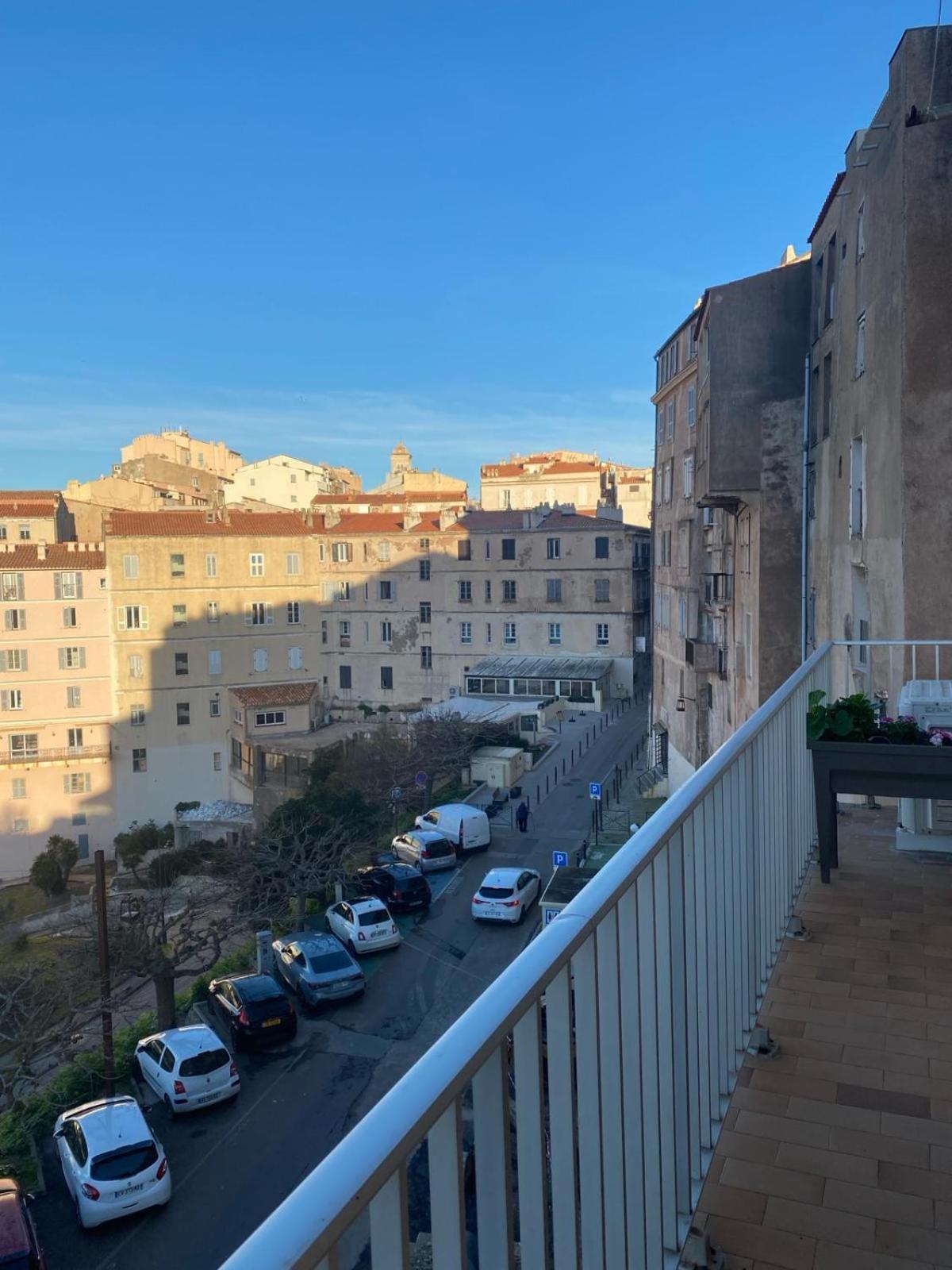 1 Avec Vue Sur Le Port